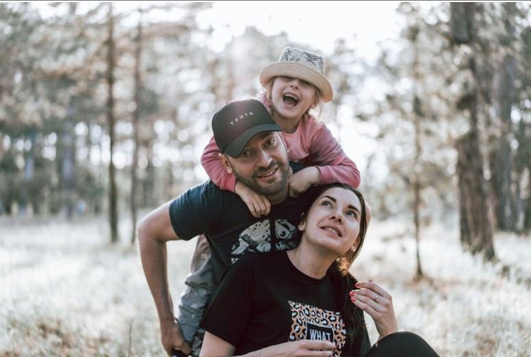 Modern Family Travel Must-Haves: Staying Connected Without Roaming Bill Shock 1